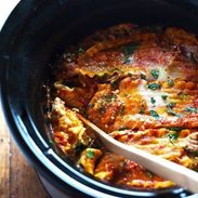 Super Easy Skinny Veggie Crockpot Lasagna - a handful of simple ingredients for a healthy family dinner. | https://gesund-leben.today