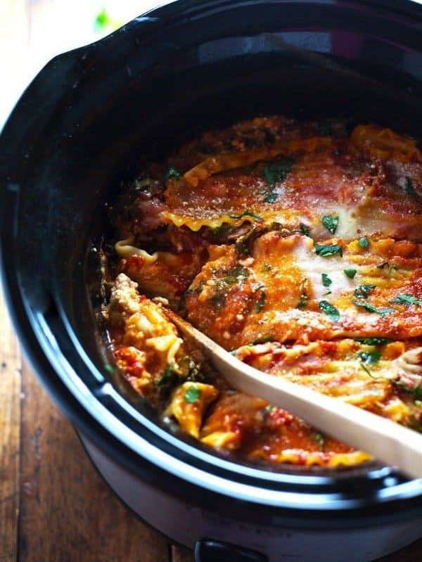 Super Easy Skinny Veggie Crockpot Lasagna - a handful of simple ingredients for a healthy family dinner. | https://gesund-leben.today